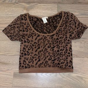 Brown cropped t-shirt with black cheetah print. Brand Bozzolo.